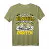 REICHT MIR DIE PFEILE DER MEISTER WILL DARTEN! Dartspieler T-Shirt – Perfektes Geschenk für Dartfans, Geburtstage & Vatertag