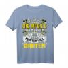 REICHT MIR DIE PFEILE DER MEISTER WILL DARTEN! Dartspieler T-Shirt – Perfektes Geschenk für Dartfans, Geburtstage & Vatertag