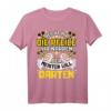 REICHT MIR DIE PFEILE DER MEISTER WILL DARTEN! Dartspieler T-Shirt – Perfektes Geschenk für Dartfans, Geburtstage & Vatertag