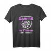 Bringt Der Chefin Die Pfeile Dart Spielerin Cooles Darts T-Shirt - Lustiges Geschenk für Damen, Frauen & Mädchen für Turniere, Verein & Geburtstag
