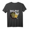 Dart und Bier darum bin ich hier T-Shirt – Lustiges Dart Spieler Motiv für Männer