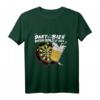 Dart und Bier darum bin ich hier T-Shirt – Lustiges Dart Spieler Motiv für Männer