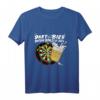 Dart und Bier darum bin ich hier T-Shirt – Lustiges Dart Spieler Motiv für Männer