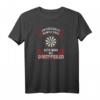 Herren Dart T-Shirt mit Spruch - Unterschätze Niemals Einen Alten Mann Mit Dartpfeilen, Perfekt für Geburtstage, Vatertag & Dart Turniere