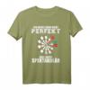 Nicht Perfekt Aber Spektakulär Dart T-Shirt für Hobby Dartspieler – Lustiges Outfit mit Spruch für Freizeit und Geschenk