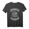 Unterschätze niemals einen alten Mann mit Dartpfeil T-Shirt - Lustiges Geschenk für Dartspieler, Freunde & Familie zu Geburtstagen & Weihnachten