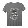 Unterschätze niemals einen alten Mann mit Dartpfeil T-Shirt - Lustiges Geschenk für Dartspieler, Freunde & Familie zu Geburtstagen & Weihnachten
