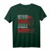 Meister der Präzision Dartspieler T-Shirt mit Dart Pfeilen - Perfekt für Dartfans und als Geschenk für Dartspieler