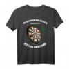 Dart T-Shirt mit Spruch 'In Schweren Zeiten brauche ich 237cm Abstand' – Perfektes Geschenk für Dartspieler und Turnierteilnehmer