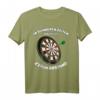 Dart T-Shirt mit Spruch 'In Schweren Zeiten brauche ich 237cm Abstand' – Perfektes Geschenk für Dartspieler und Turnierteilnehmer