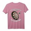Dart T-Shirt mit Spruch 'In Schweren Zeiten brauche ich 237cm Abstand' – Perfektes Geschenk für Dartspieler und Turnierteilnehmer