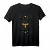 Tarot die Krähe T-Shirt – Mystisches Design mit Vogel-Motiv, klassisch geschnitten, doppelt genähter Saum