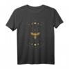 Tarot die Krähe T-Shirt – Mystisches Design mit Vogel-Motiv, klassisch geschnitten, doppelt genähter Saum