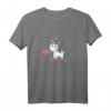 Einhorn auf Skateboard Herz Jungen Mädchen Geschenk - Buntes Einhorn T-Shirt für Kinder, Teenager & Erwachsene als Geburtstags- oder Weihnachtsgeschenk