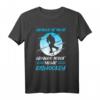 Weniger Ist Mehr Weniger Arbeit Mehr Eishockey T-Shirt - Klassisch geschnitten, langlebig & bequem für Eishockeyfans