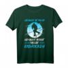 Weniger Ist Mehr Weniger Arbeit Mehr Eishockey T-Shirt - Klassisch geschnitten, langlebig & bequem für Eishockeyfans
