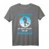 Weniger Ist Mehr Weniger Arbeit Mehr Eishockey T-Shirt - Klassisch geschnitten, langlebig & bequem für Eishockeyfans