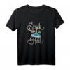 Stocksport Eisstockschießen T-Shirt mit bunten Eisstöcken und Spruch 'Stock Heil' – Perfekt für Wintersportfans und Eisstockspieler