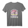 Ich Gehe Turnen T-Shirt für Mädchen & Frauen - Kunstturnen, Akrobatik & Gymnastik Kleidung, Perfekt als Geschenk zum Geburtstag oder für den Turnunterricht