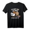 Lustiges Hühner Outfit T-Shirt mit Spruch 'Es gibt viel zu Huhn hacken wirs an' – Perfektes Geschenk für Landwirte, Hühnerbesitzer und Züchter
