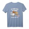 Lustiges Hühner Outfit T-Shirt mit Spruch 'Es gibt viel zu Huhn hacken wirs an' – Perfektes Geschenk für Landwirte, Hühnerbesitzer und Züchter