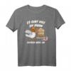Lustiges Hühner Outfit T-Shirt mit Spruch 'Es gibt viel zu Huhn hacken wirs an' – Perfektes Geschenk für Landwirte, Hühnerbesitzer und Züchter
