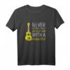 Never underestimate an old man with a ukulele T-Shirt – Lustiges Hawaii-inspiriertes Geschenk für Ukelele-Spieler und Hawaii-Reisende