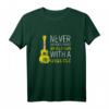 Never underestimate an old man with a ukulele T-Shirt – Lustiges Hawaii-inspiriertes Geschenk für Ukelele-Spieler und Hawaii-Reisende
