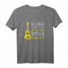 Never underestimate an old man with a ukulele T-Shirt – Lustiges Hawaii-inspiriertes Geschenk für Ukelele-Spieler und Hawaii-Reisende