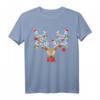 Rentier Weihnachts-T-Shirt Geschenkidee mit Baumkugeln & Mütze – Perfekt für Weihnachten, Familienfeiern & als festliches Geschenk