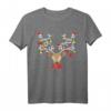Rentier Weihnachts-T-Shirt Geschenkidee mit Baumkugeln & Mütze – Perfekt für Weihnachten, Familienfeiern & als festliches Geschenk