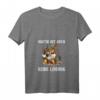 Hektik Ist Auch Keine Lösung - Lustiges Kaffee T-Shirt für Morgenmuffel, Chiller & Arbeitskollegen mit V-Ausschnitt