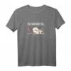 Lustiges Katzen Wein T-Shirt mit Spruch 'Es eskaliert Eh' – Perfektes Geburtstagsgeschenk für Weinliebhaber und Wein-Fans