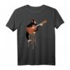 Affe mit Akustikgitarre T-Shirt – Lustiges Geschenk für Gitarristen, Musikliebhaber & Affenfans