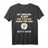 My English Is Not The Yellow From The Egg But it Goes Spruch T-Shirt – Lustiges Geschenk für Englisch-Lerner & Humorliebhaber