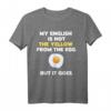My English Is Not The Yellow From The Egg But it Goes Spruch T-Shirt – Lustiges Geschenk für Englisch-Lerner & Humorliebhaber
