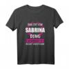 Witziges Sabrina T-Shirt - Personalisiertes Namensoutfit für Frauen & Mädchen als Geschenk zum Geburtstag oder Taufname