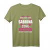 Witziges Sabrina T-Shirt - Personalisiertes Namensoutfit für Frauen & Mädchen als Geschenk zum Geburtstag oder Taufname
