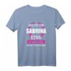 Witziges Sabrina T-Shirt - Personalisiertes Namensoutfit für Frauen & Mädchen als Geschenk zum Geburtstag oder Taufname
