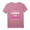 Witziges Sabrina T-Shirt - Personalisiertes Namensoutfit für Frauen & Mädchen als Geschenk zum Geburtstag oder Taufname