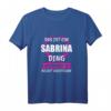 Witziges Sabrina T-Shirt - Personalisiertes Namensoutfit für Frauen & Mädchen als Geschenk zum Geburtstag oder Taufname