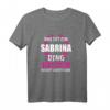 Witziges Sabrina T-Shirt - Personalisiertes Namensoutfit für Frauen & Mädchen als Geschenk zum Geburtstag oder Taufname