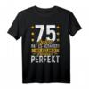 75. Geburtstag Mann Frau T-Shirt - Lustiges Design für 75 Jahre mit Spruch '75 Jahre hat es gedauert aber jetzt bin ich praktisch perfekt'