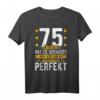 75. Geburtstag Mann Frau T-Shirt - Lustiges Design für 75 Jahre mit Spruch '75 Jahre hat es gedauert aber jetzt bin ich praktisch perfekt'