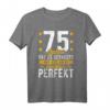 75. Geburtstag Mann Frau T-Shirt - Lustiges Design für 75 Jahre mit Spruch '75 Jahre hat es gedauert aber jetzt bin ich praktisch perfekt'
