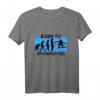 Born to Snowboard T-Shirt mit Evolutionsmotiv – Stylisches Wintersport-Shirt in Schwarz mit Blauem Hintergrund für Snowboarder