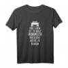Das Leben Ist Zu Kurz Um Kleine Hässliche Autos Zu Fahren T-Shirt – Für Motorsport- und Autoliebhaber, perfekt als Geschenk zu Weihnachten, Geburtstag oder Vatertag