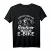 Unterschätze niemals einen Rentner mit einem E-Bike Fahrrad T-Shirt – Perfektes Geschenk zum Geburtstag, Ruhestand oder Weihnachten für Radfahrer und Fahrradliebhaber