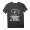 Unterschätze niemals einen Rentner mit einem E-Bike Fahrrad T-Shirt – Perfektes Geschenk zum Geburtstag, Ruhestand oder Weihnachten für Radfahrer und Fahrradliebhaber