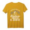 Unterschätze niemals einen Rentner mit einem E-Bike Fahrrad T-Shirt – Perfektes Geschenk zum Geburtstag, Ruhestand oder Weihnachten für Radfahrer und Fahrradliebhaber